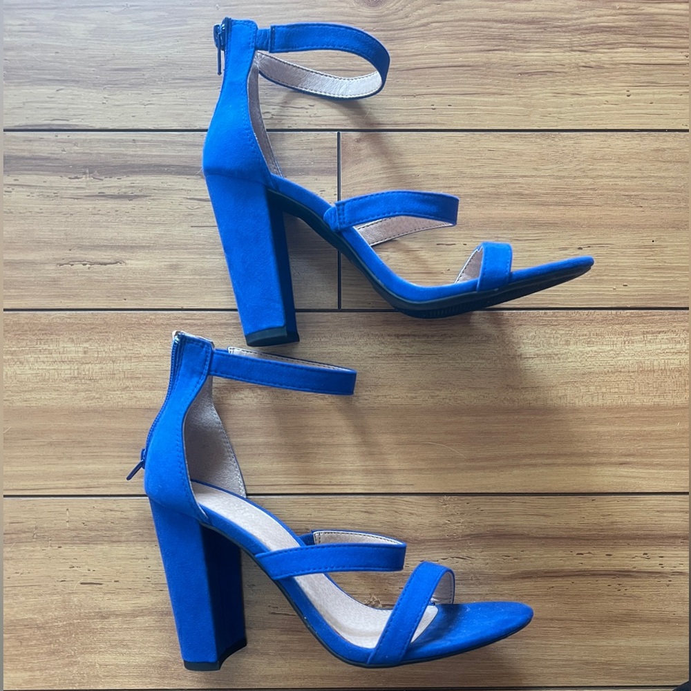 NWOT 💙 faux suede chunky heel sandal